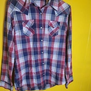 Wrangler woman's Plaid button down***DON'T FORGET TO STOP BY THE CLOSET*****TY**